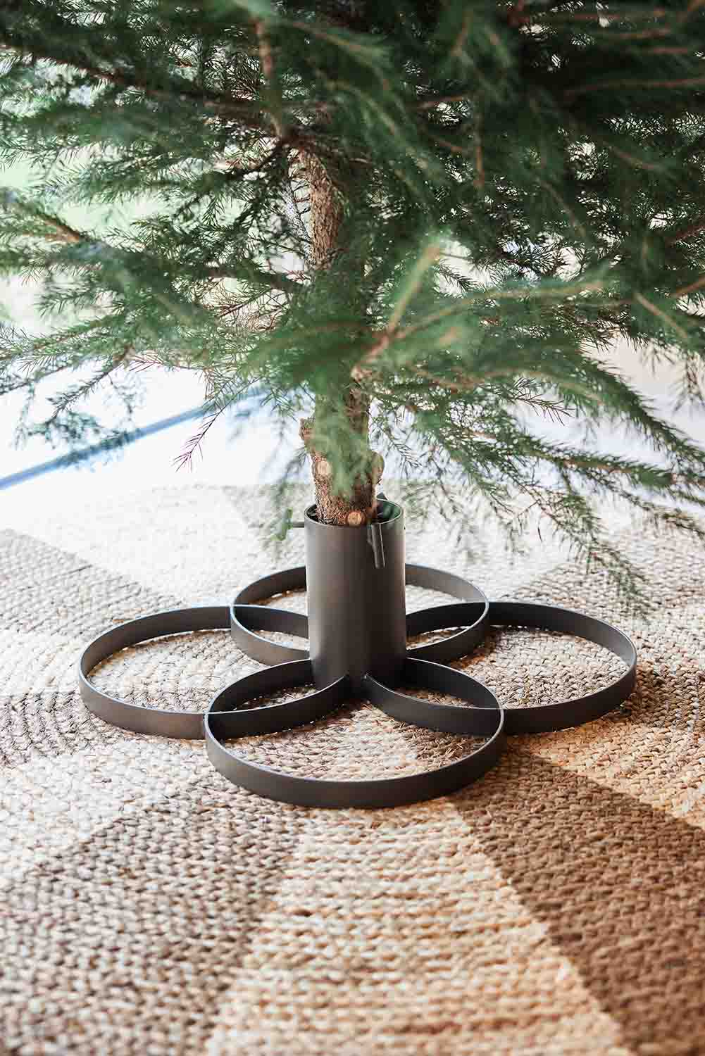 Indlæs billede i Gallery viewer, OYOY LIVING Christmas Tree Stand Christmas 301 Browned Brass
