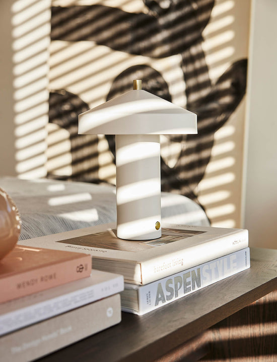 Indlæs billede i Gallery viewer, OYOY LIVING Hatto Table Lamp LED (EU) Table Lamp 101 White
