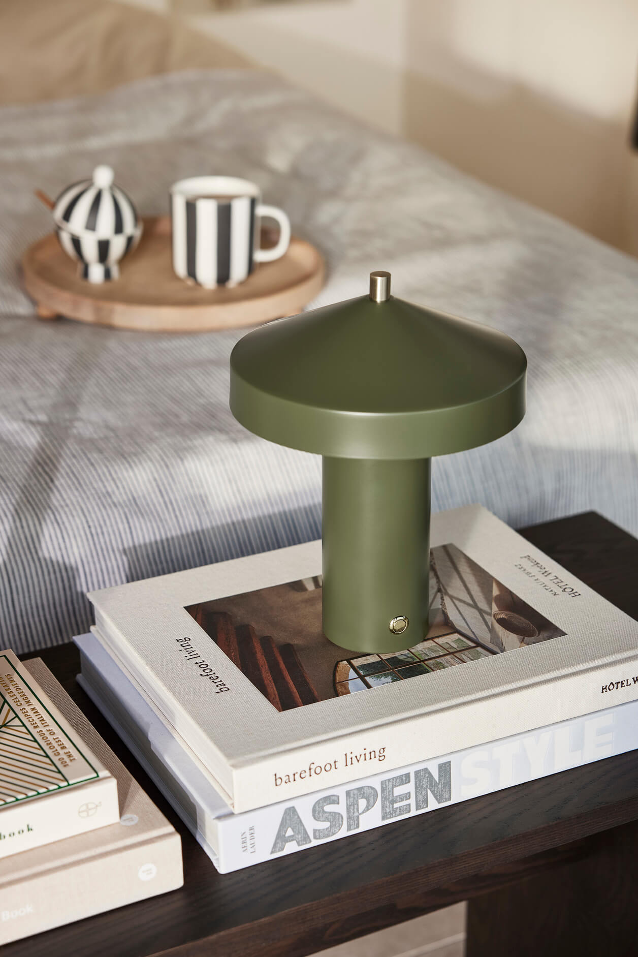 Indlæs billede i Gallery viewer, OYOY LIVING Hatto Table Lamp LED (EU) Table Lamp 706 Olive
