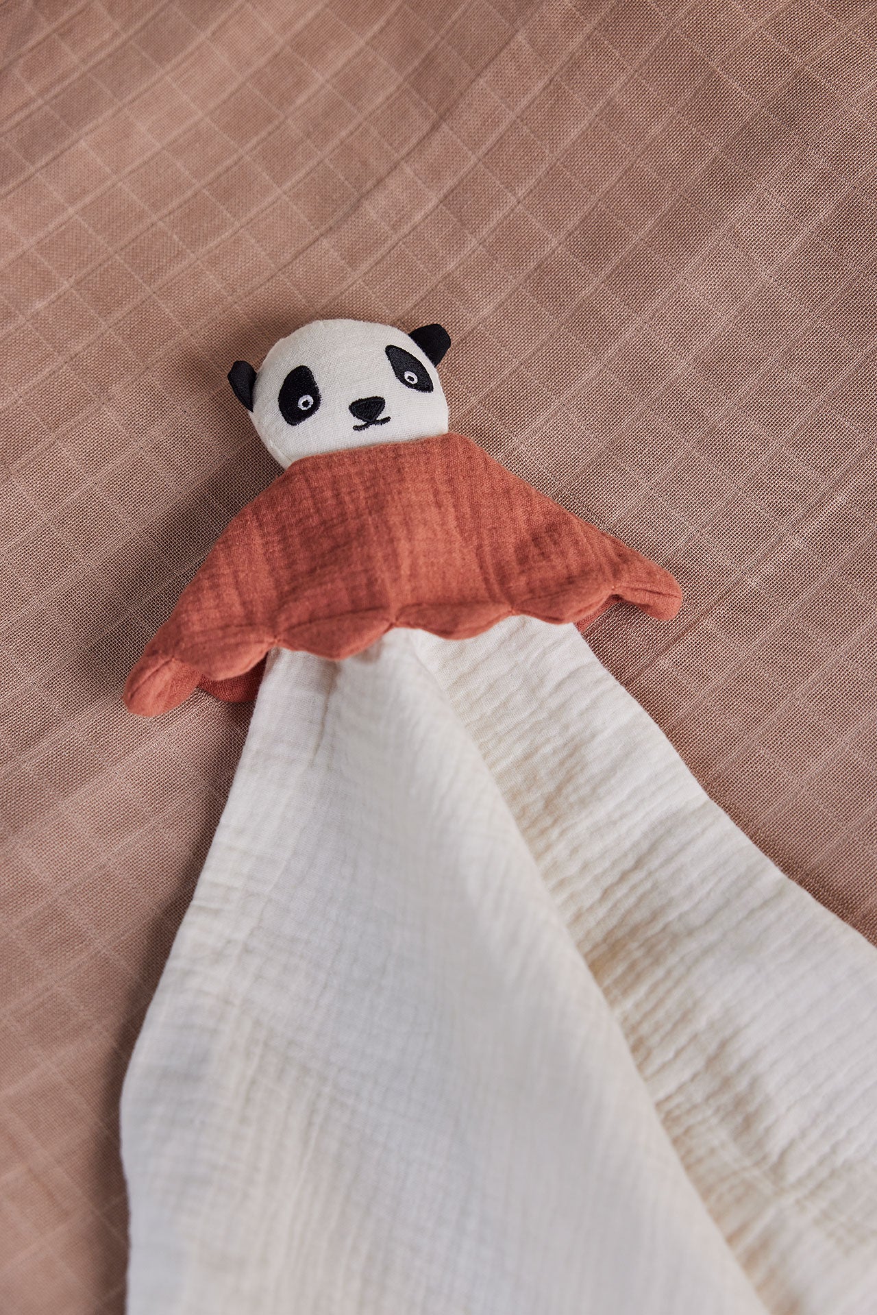 Indlæs billede i Gallery viewer, OYOY MINI Lun Lun Panda Cuddle Cloth Muslin 102 Offwhite
