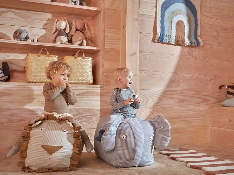 Indlæs billede i Gallery viewer, OYOY MINI Erik Elephant - Ride on Elephant Soft Toys 601 Blue
