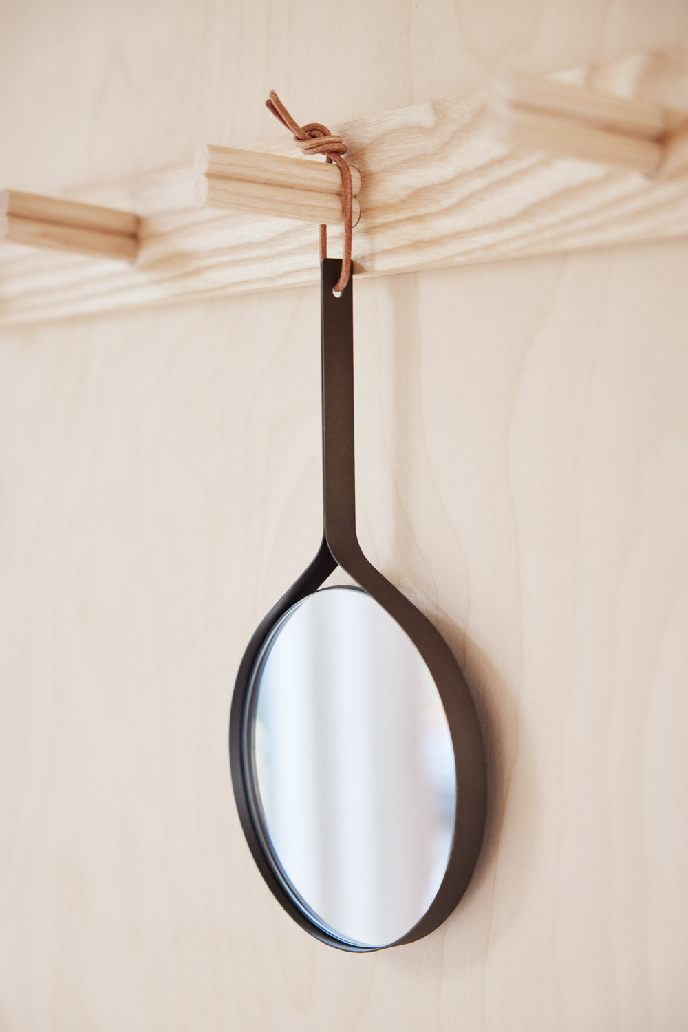 Laad afbeelding in Galerijviewer, OYOY LIVING Mira Hand Mirror Mirror 301 Browned Brass
