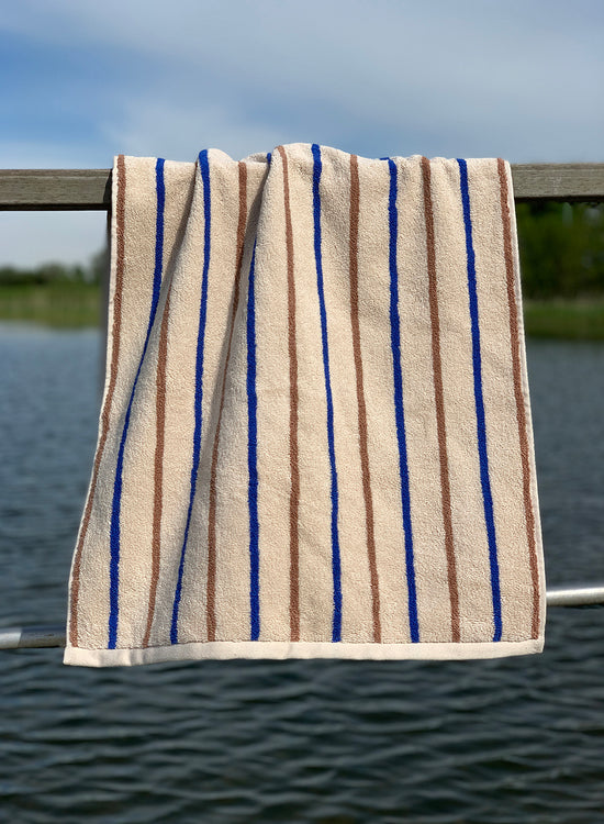 Laden Sie das Bild in den Galerie-Viewer, OYOY LIVING Raita Towel - 100x150 cm Towel 307 Caramel / Optic Blue
