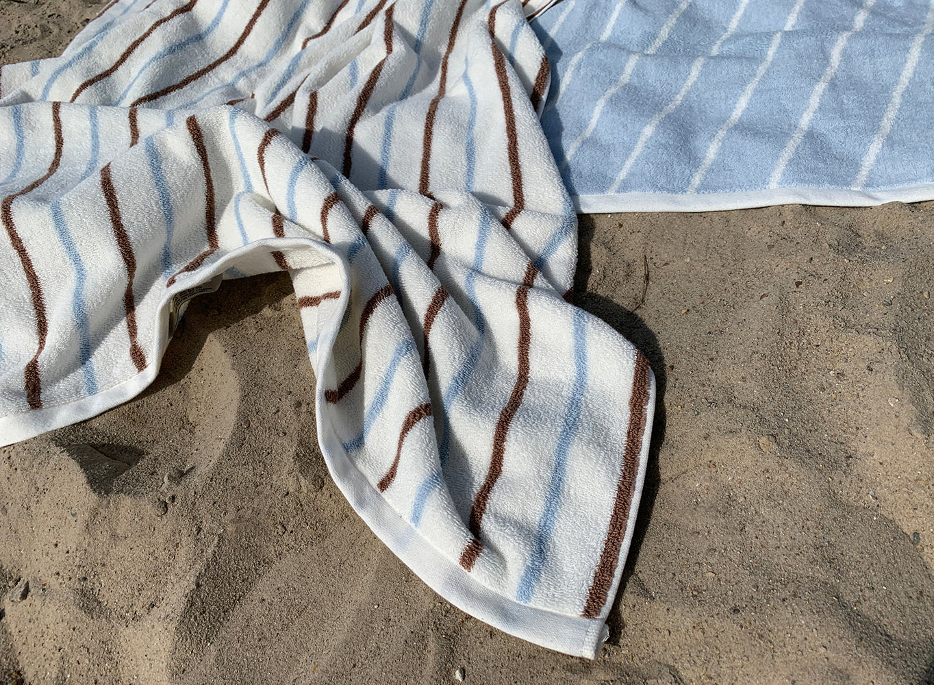 Laad afbeelding in Galerijviewer, OYOY LIVING Raita Towel - 100x150 cm Towel 307 Caramel / Ice Blue
