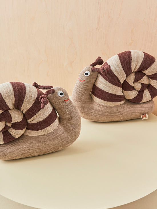 Indlæs billede i Gallery viewer, OYOY MINI Sally Snail Soft Toys 301 Brown
